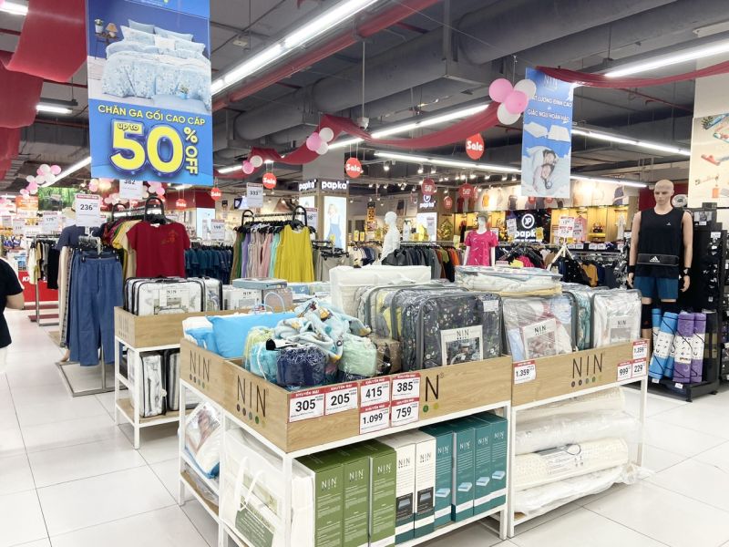 Hàng loạt chương trình khuyến mãi, sale lớn tại các siêu thị dịp cuối năm thúc đẩy nhu cầu mua sắm của người dân (Ảnh: T.Y)
