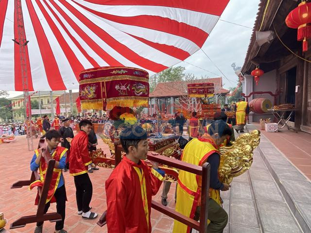 Thực hiện các nghi thức truyền thống tại Khu di tích lịch sử Quốc gia Đình Mõ.