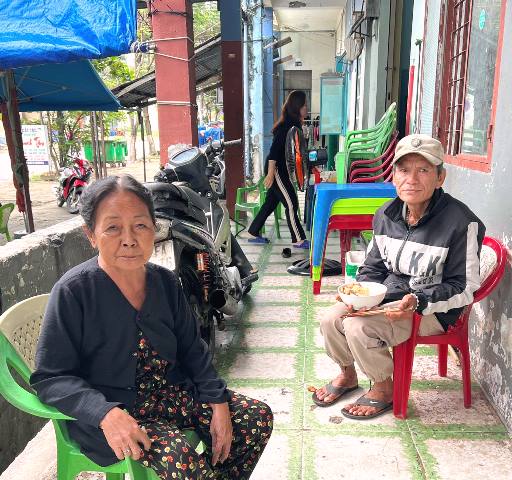 Bà Nguyễn Thị Tâm trên 65 tuổi, ở phòng F103, tổ 47, chung cư Hòa Minh