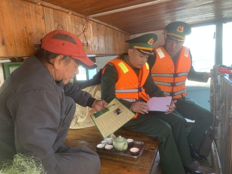 Cán bộ - chiến sỹ Đồn Biên phòng Đảo Trần tuyên truyền và vận động các thuyền viên chấp hành quy định của pháp luật trong khai thác thủy sản
