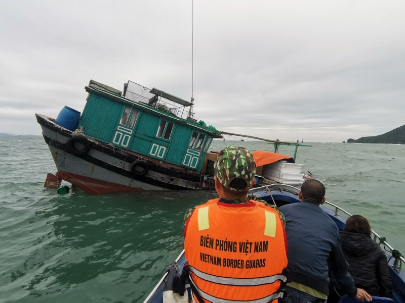 Sóng lớn đánh chìm phương tiện, các ngư dân gặp nạn được cán bộ Đồn Biên phòng đảo Trần cứu hộ thành công