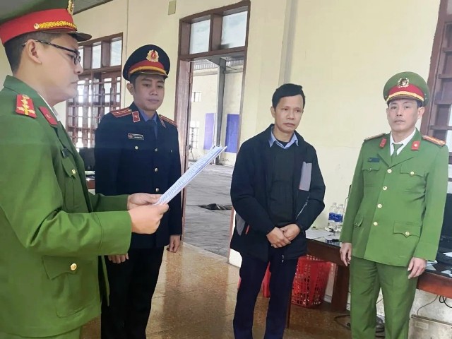 Cơ quan Cảnh sát điều tra Công an tỉnh Quảng Bình thi hành quyết định khởi tố bị can đối với Đặng Thành Chung về hành vi “Nhận hối lộ”.