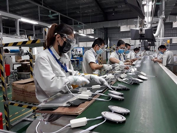 Công nhân đang làm lắp ráp linh kiện điện tử tại một khu công nghiệp trên địa bàn tỉnh Đồng Nai.