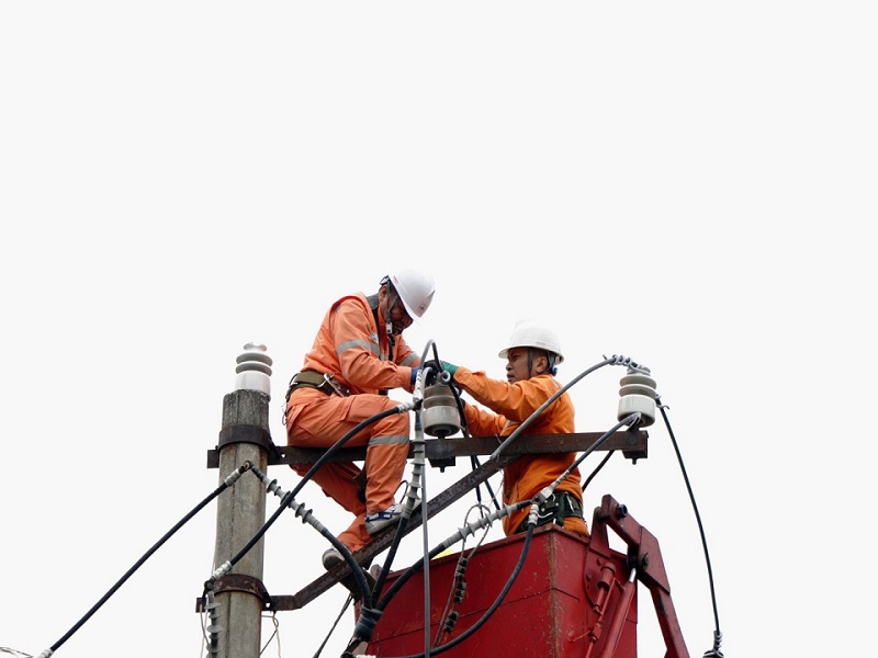 1 Công nhân Điện lực TP Hạ Long xử lý khiếm khuyết trên lưới điện trung áp