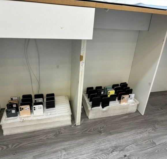 Thu giữ lô điện thoại iPhone trị giá hơn 150 triệu đồng không có hóa đơn, chứng từ