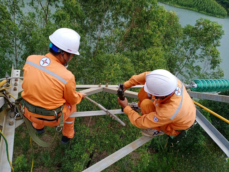 2Công nhân Đội Quản lý vận hành lưới điện Cao thế Quảng Ninh xử lý khiếm khuyết trên lưới điện 110 kV
