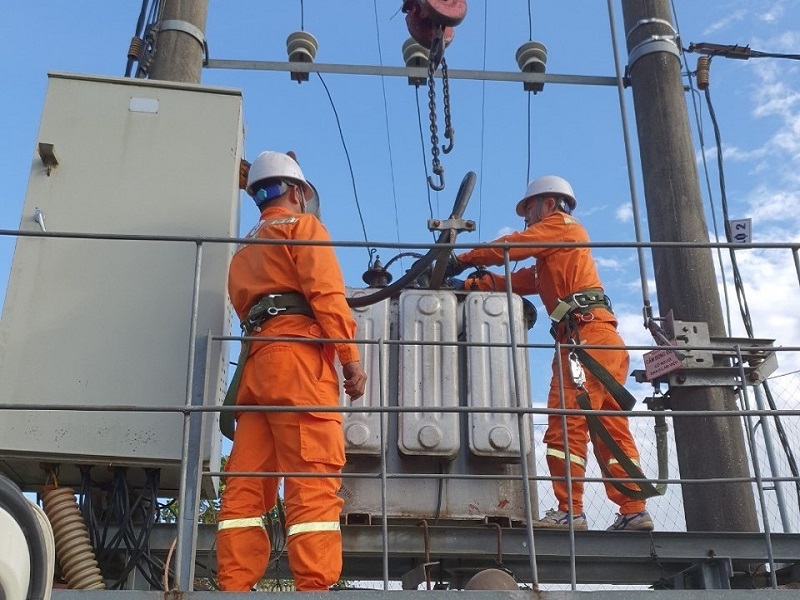 3 Công nhân Điện lực Hải Hà hoán đảo máy biến áp tại trạm biến áp Quảng Chính 9