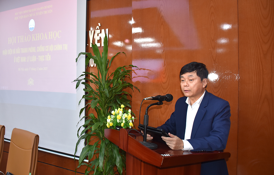 PGS, TS. Phạm Minh Sơn, Giám đốc Học viện Báo chí và Tuyên truyền báo cáo đề dẫn Hội thảo