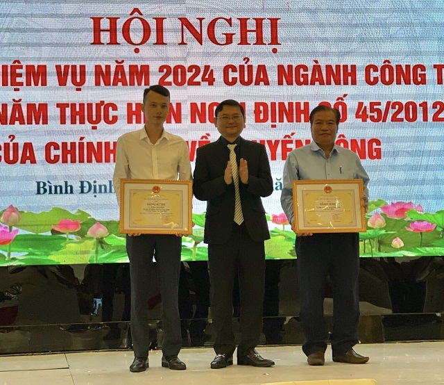 Ông Nguyễn Tự Công Hoàng (giữa) tặng bằng khen của Bộ CôngThương cho các tập thể, cá nhân.