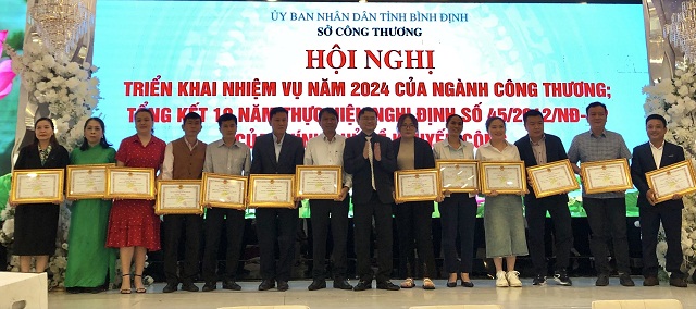 Các tập thể, cá nhân nhận bằng khen của UBND tỉnh Bình Định.