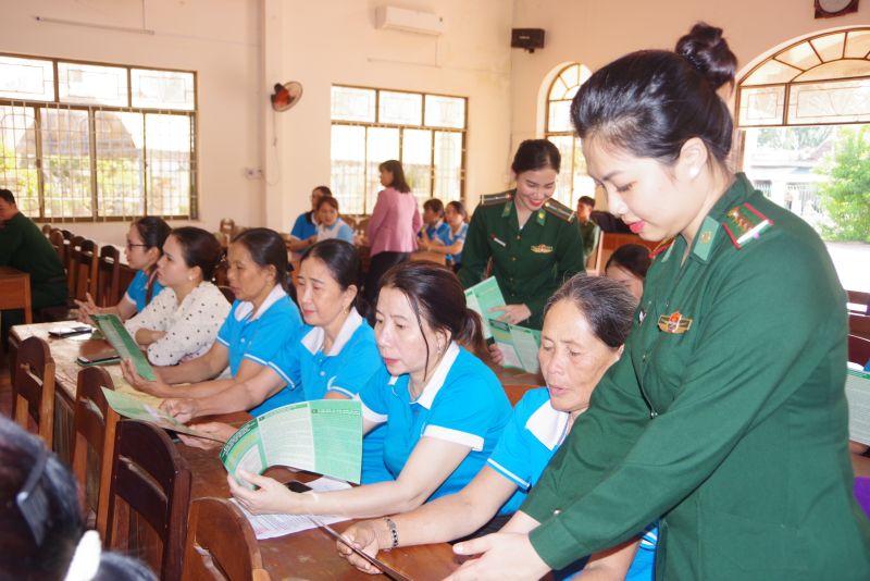 Đoàn viên, thanh niên BĐBP tỉnh Bình Định tuyên truyền pháp luật cho nhân dân