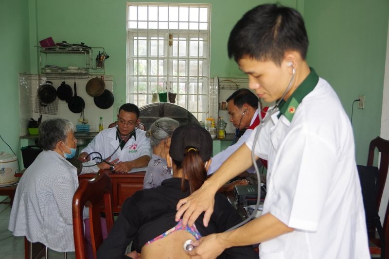 Đoàn viên, thanh niên BĐBP tỉnh Bình Định khám bệnh cấp phát thuốc cho nhân dân