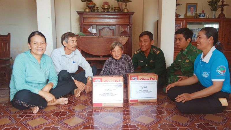 Đoàn viên, thanh niên BĐBP tỉnh Bình Định tặng quà cho hộ nghèo, neo đơn Đoàn viên, thanh niên BĐBP tỉnh Bình Định tặng quà cho hộ nghèo, neo đơn