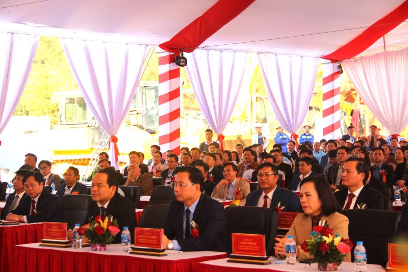 Các đại biểu tham dự Lễ động thổ Dự án nâng cấp Quốc lộ 4B, tỉnh Lạng Sơn