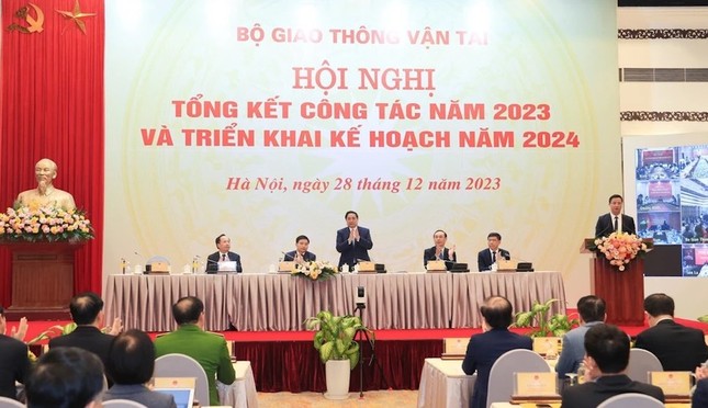 Thủ tướng Phạm Minh Chính dự hội nghị Tổng kết năm 2023, triển khai nhiệm vụ năm 2024 của ngành giao thông vận tải. Ảnh báo Tiền phong.