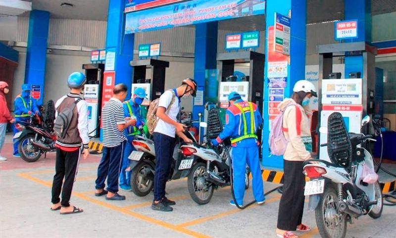 Giá xăng dầu tăng giảm trái chiều