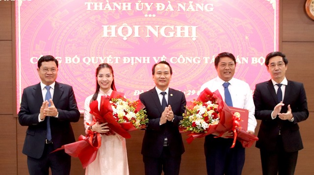 Lãnh đạo thành phố Đà Nẵng trao Quyết định cho bà Nguyễn Thị Hoài An và ông Trần Tấn Phước (thứ hai từ phải sang)