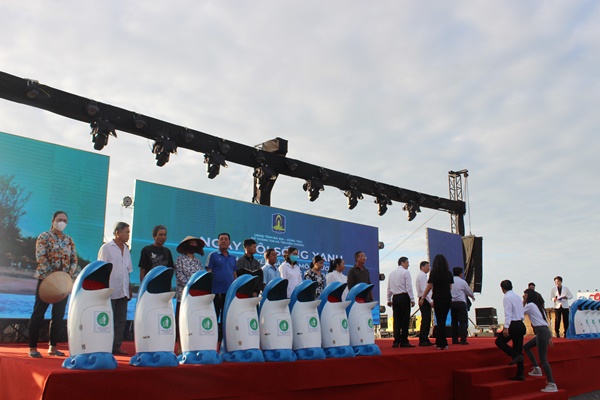 Ban tổ chức tặng thùng rác cho người dân thị trấn Phước Hải