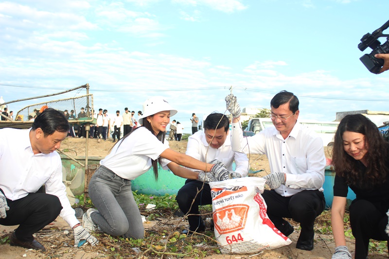 Lãnh đạo tỉnh BR-VT, Hoa hậu H'Hen Niê tham gia nhặt rác tại bãi biển Phước Hải