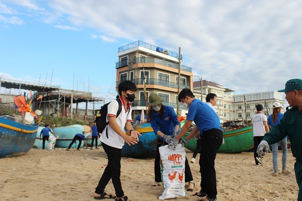 Với sự tham gia của đông đảo lực lượng, bãi biển đã được làm sạch góp phần nâng cao ý thức người dân và du khách khi đến đây