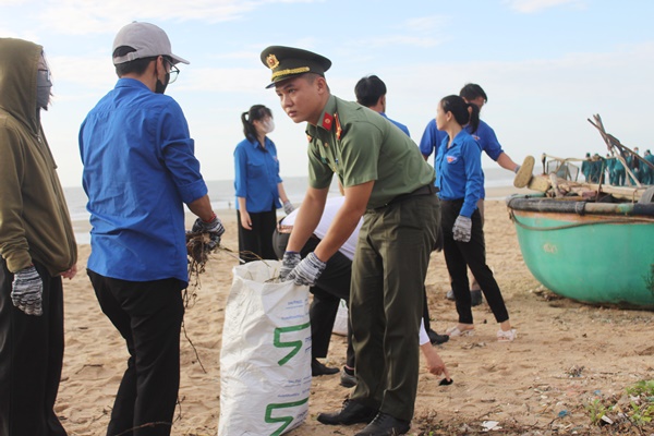Các đoàn viên thanh niên huyện Đất Đỏ nhặt rác trên bãi biển Phước Hải