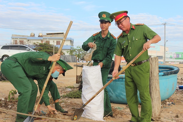 Phó Trưởng công an huyện Đất Đỏ cùng các chiến sĩ tham gia dọn rác làm sạch biển
