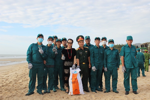 Nhạc sĩ Giáng Son ghi lại hình ảnh kỷ niệm cùng các chiến sĩ dân quân tự vệ dọn rác bãi biển Phước Hải