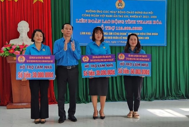 Ông Võ Mạnh Sơn - Chủ tịch LĐLĐ tỉnh Thanh Hóa trao hỗ trợ xây dựng nhà mái ấm công đoàn cho các đoàn viên ở huyện Đông Sơn.