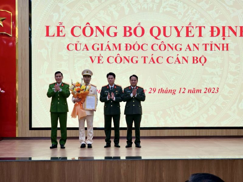 Các đồng chí Phó Giám đốc Công an tỉnh tặng hoa chúc mừng Thượng tá Đỗ Ngọc Dương