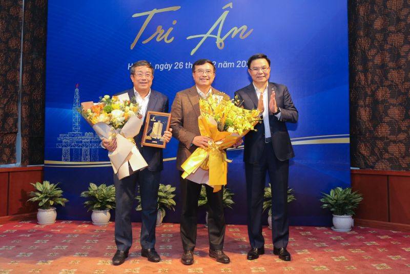 Lãnh đạo Tập đoàn tri ân những đóng góp của đồng chí Hoàng Quốc Vượng và đồng chí Phạm Xuân Cảnh.