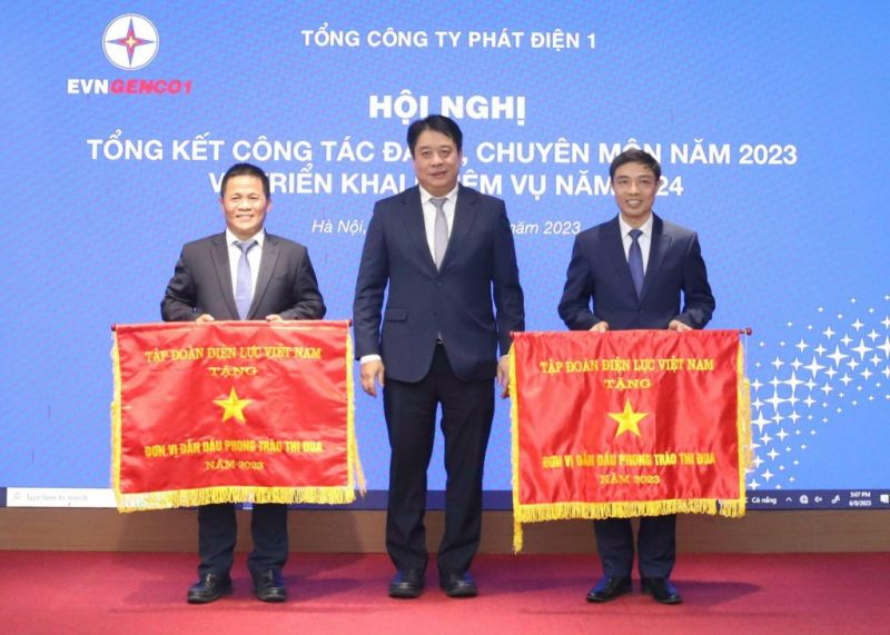 Tổng giám đốc EVN Nguyễn Anh Tuấn trao cờ thi đua của Tập đoàn Điện lực Việt Nam cho các tập thể của EVNGENCO1 hoàn thành xuất sắc nhiệm vụ năm 2023.