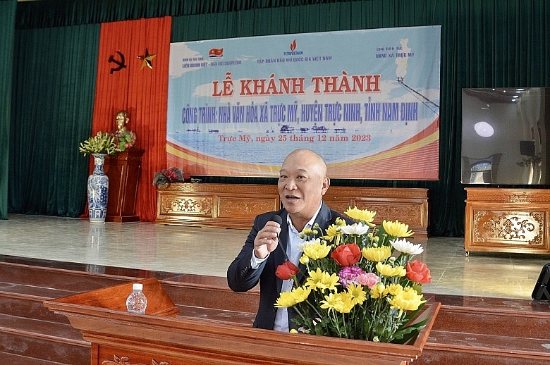 Phó Tổng Giám đốc Liên doanh Việt - Nga Vietsovpetro Trần Công Tín phát biểu chúc mừng Đảng bộ, chính quyền, nhân dân xã Trực Mỹ đã có nhà văn hóa mới.