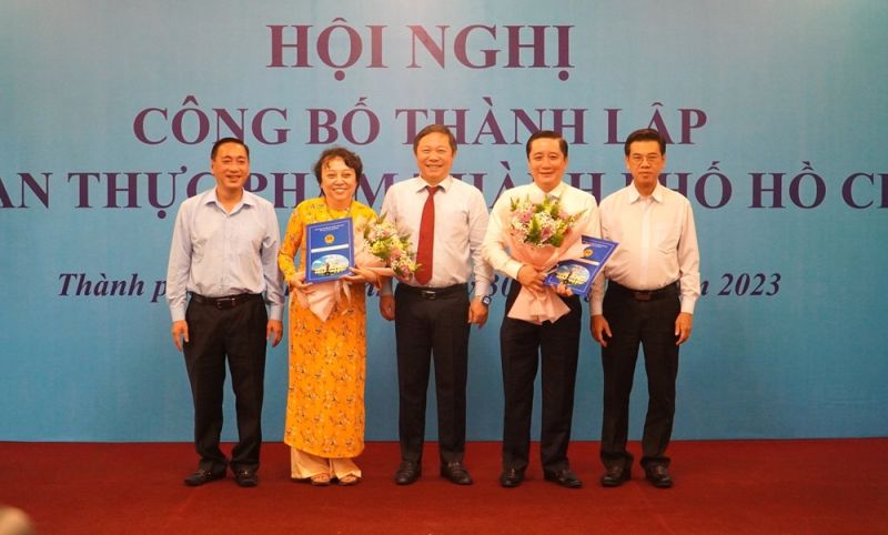 Lãnh đạo UBND TP. Hồ Chí Minh trao quyết định và tặng hoa cho tân Giám đốc và Phó giám đốc Sở An toàn thực phẩm thành phố