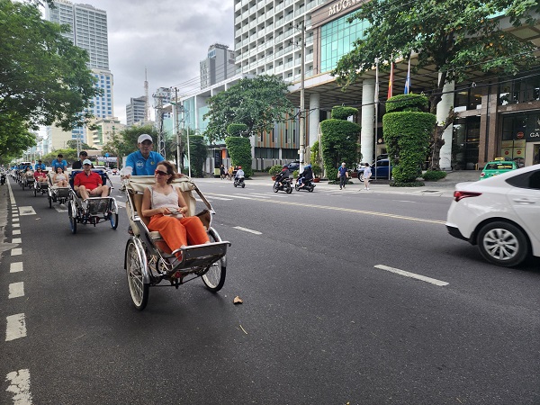 Du khách từ tàu Westerdam xuống tàu đi Tour tham quan thành phố