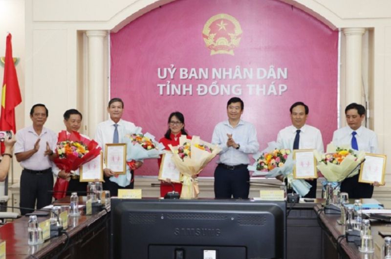 Chủ tịch UBND tỉnh Đồng Tháp Phạm Thiện Nghĩa (thứ 3 từ trái qua) trao quyết định và chúc mừng bà Nguyễn Lâm Thanh Thủy và các cán bộ được bổ nhiệm.