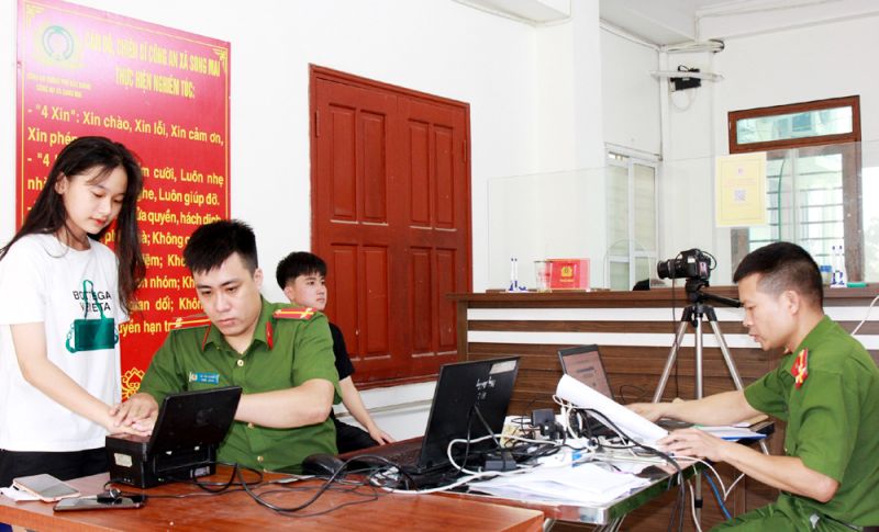 Công an thành phố Bắc Giang thực hiện cài đặt định danh điện tử cho người dân.