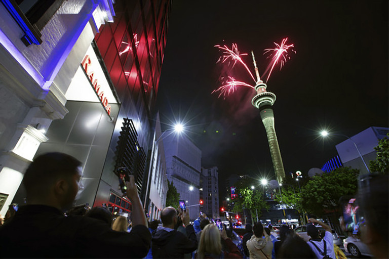 Người dân tụ tập ở Tháp Sky ở Auckland để xem bắn pháo hoa mừng năm mới. Ảnh: Daily Mail