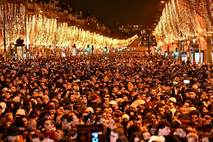 Người dân tập trung tại Đại lộ Champs Elysees, Paris để đón năm mới 2024. Ảnh: AFP