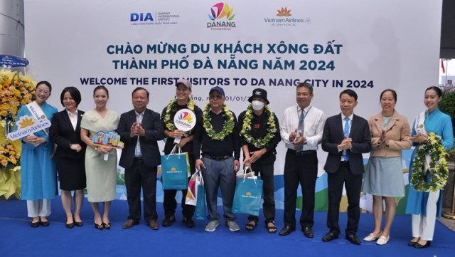 Đoàn khách quốc tế đầu tiên đến Đà Nẵng dịp Tết Dương lịch 2024 Đoàn khách quốc tế đầu tiên đến Đà Nẵng dịp Tết Dương lịch 2024