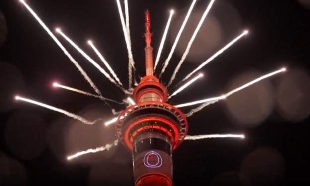 Sắc màu rực rỡ của pháo hoa đêm giao thừa 2024 ở New Zealand - Ảnh: Reuters