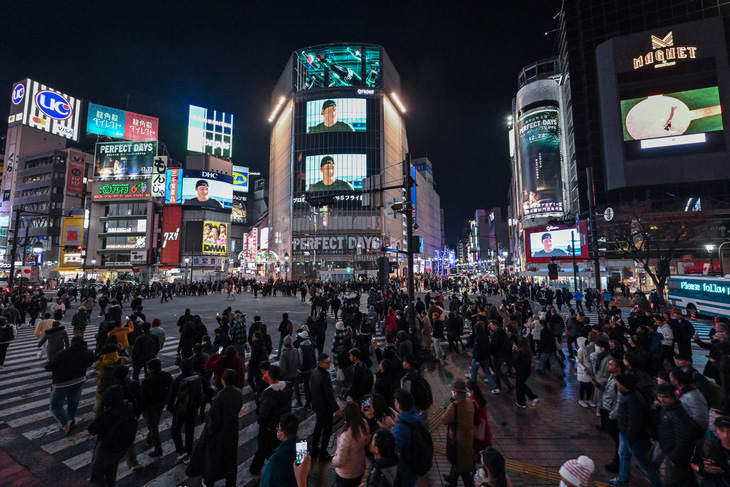 Ngã tư Shibuya vài giờ trước giao thừa ở trung tâm Tokyo, Nhật Bản, ngày 31/12 - Ảnh: Reuters