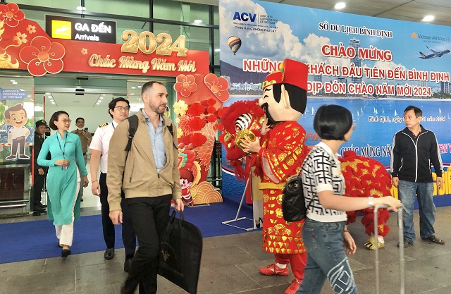 Tổ bay v&agrave; những vị kh&aacute;ch đầu ti&ecirc;n bước qua cửa Ga h&agrave;ng kh&ocirc;ng