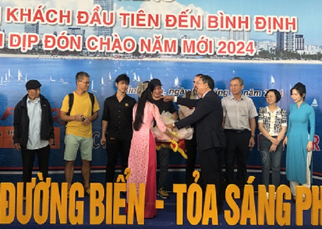 Ban tổ chức tặng hoa v&agrave; qu&agrave; cho c&aacute;c vị kh&aacute;ch.