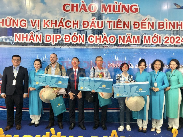 Vietnam Airlines tặng v&eacute; khứ hồi chio h&agrave;nh kh&aacute;ch.