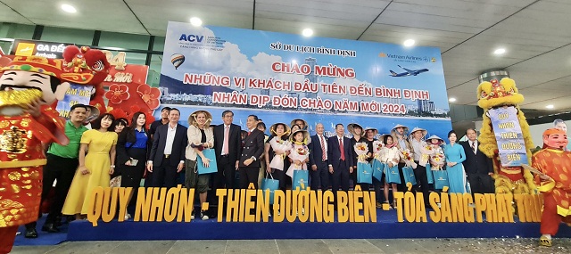C&aacute;c vị kh&aacute;ch đầu ti&ecirc;n chụp ảnh lưu niệm với Ban tổ chức.
