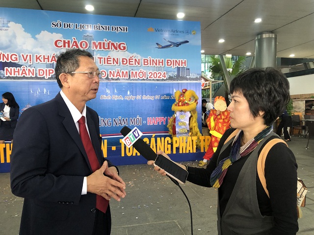 &Ocirc;ng Trần Văn Thanh (b&ecirc;n tr&aacute;i) trao đỏi với b&aacute;o ch&iacute;.