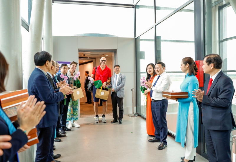 Hành khách đầu tiên bước xuống sân bay Phú Bài ngày 01/01/2024