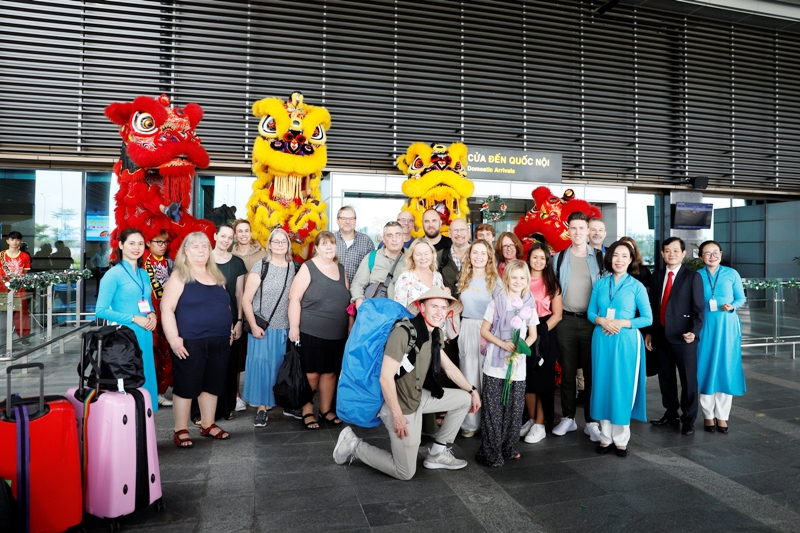 Đoàn khách Quốc tế rất vui vẻ trước sự đón tiếp của Ngành Du lịch Thừa Thiên Huế