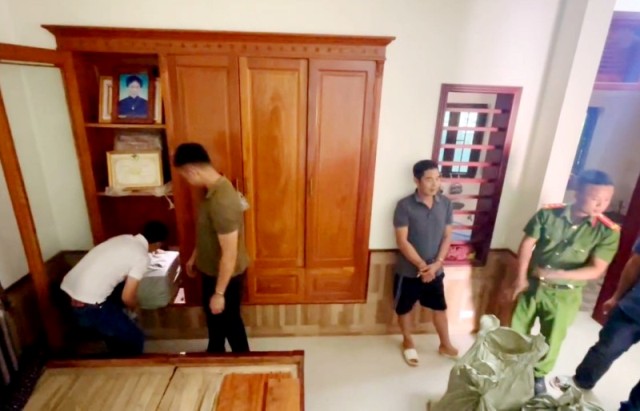 Đối tượng cất giấu pháo tại kho hầm bí mật được ngụy trang sau tủ quần áo. Đối tượng cất giấu pháo tại kho hầm bí mật được ngụy trang sau tủ quần áo.