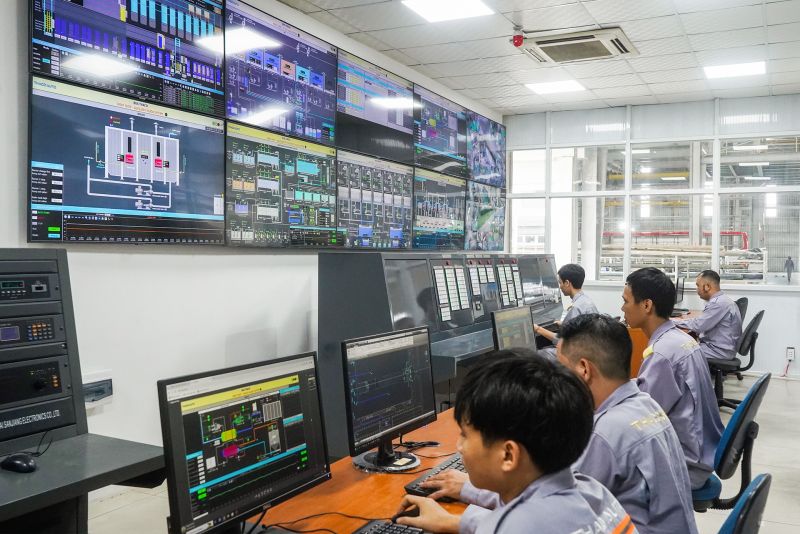 Phòng điều khiển trung tâm với hệ thống giám sát SCADA.